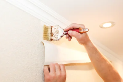 Pose de papier peint à Moumour — revêtements muraux et toiles de verre